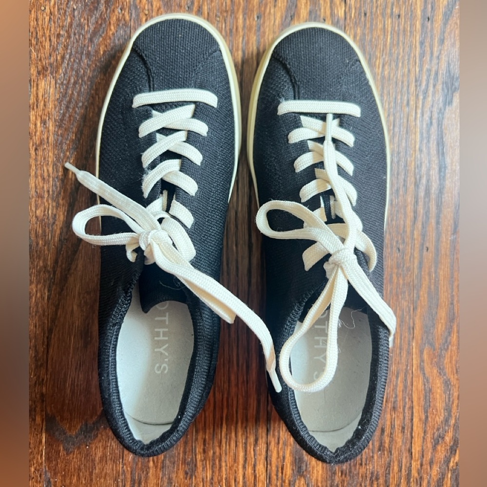 Rothy's Black and Cream Lace-Up Sneakers size 8